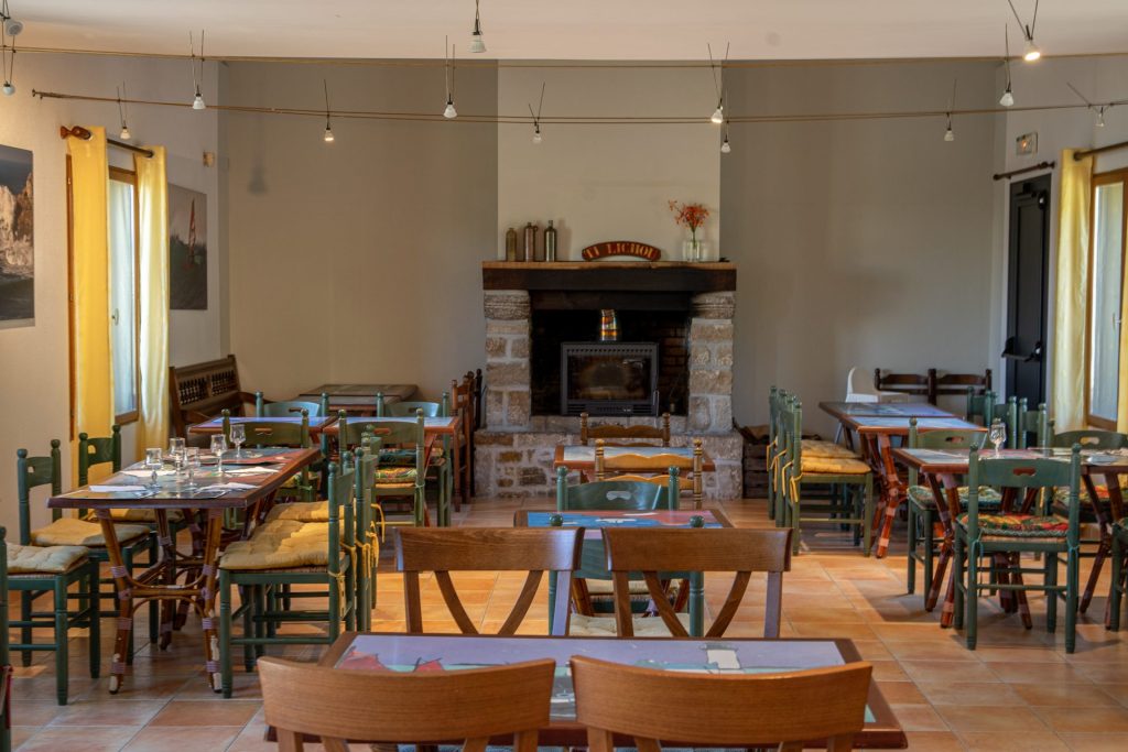 Salle à manger avec tables